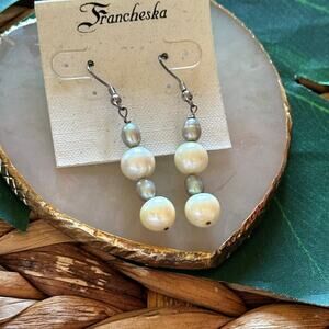 BOGO FREE Francheska natural pearl
Earrings dangly
